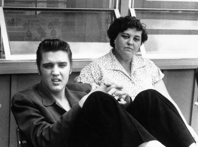 El cantante Elvis Presley con su madre Gladys, en 1956. / Michael Ochs Archives/Getty Images